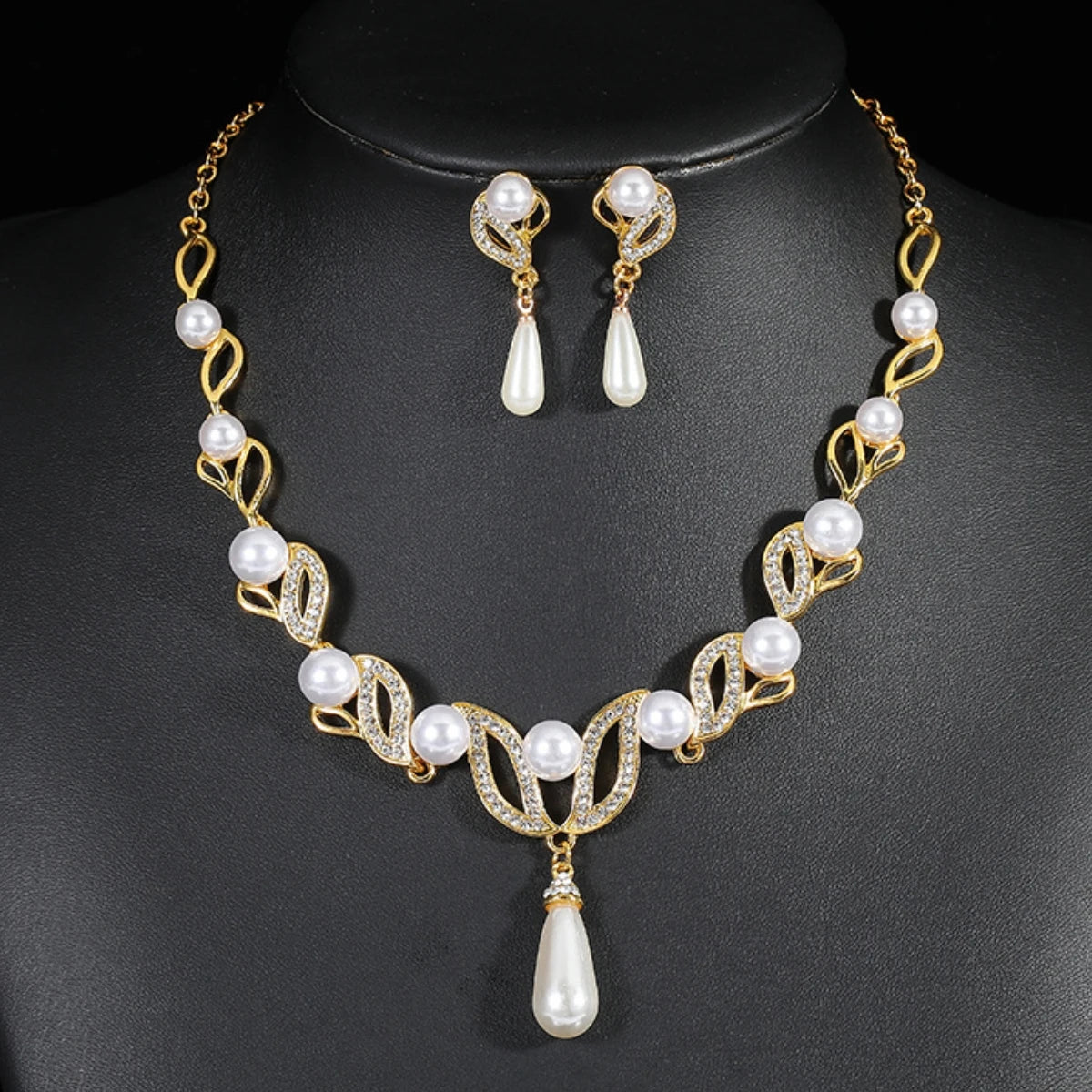 Elegant Vintage Pearl Necklace & Earrings Jewelry Set